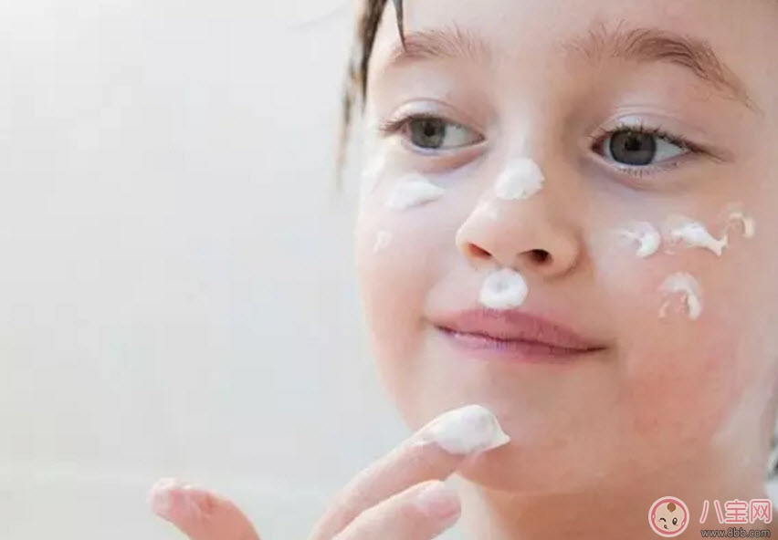 秋天如何給寶寶護理皮膚 寶寶要不要用護膚品(如何挑選寶寶護膚品)