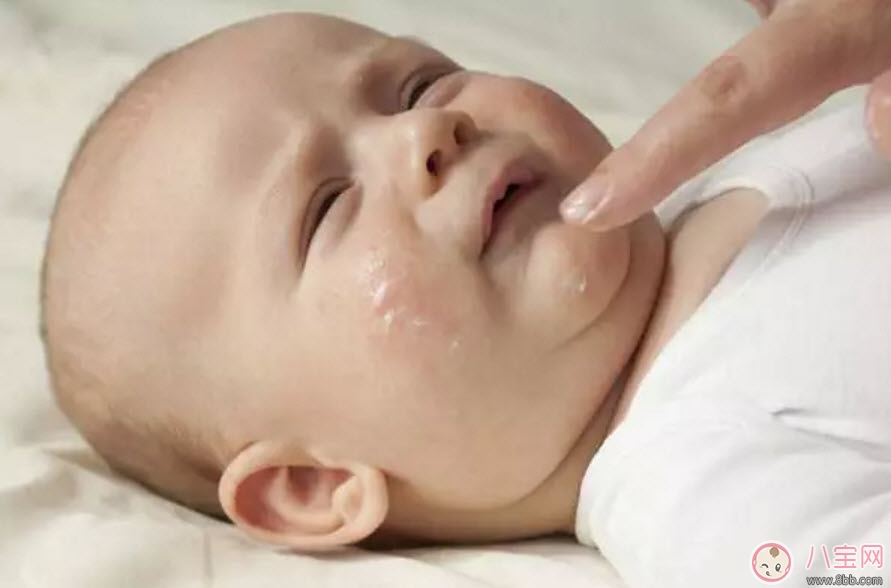秋天如何給寶寶護理皮膚 寶寶要不要用護膚品(如何挑選寶寶護膚品)