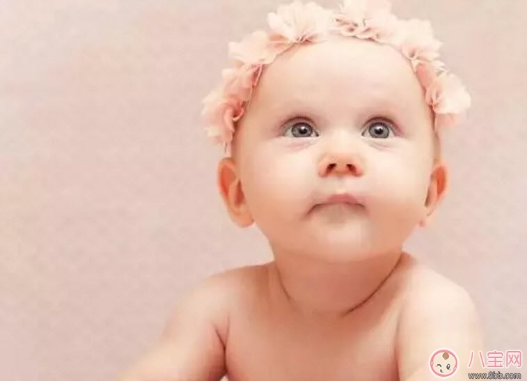 寶寶脖子上有濕疹可以擦爽身粉嗎 新生兒脖子濕疹如何護理