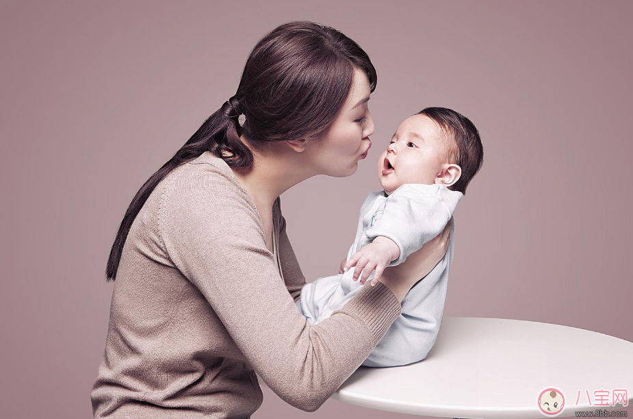 寶貝打嗝不止緩解方法很簡(jiǎn)單 講究方法效果快 