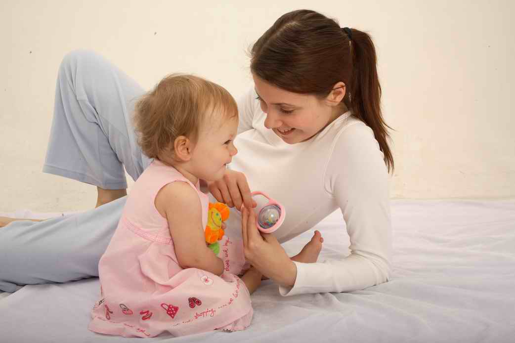 如何發(fā)展寶寶身心健全  寶寶爬行訓(xùn)練很重要