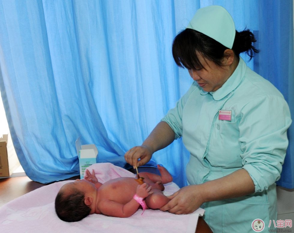 新生兒臍帶如何護(hù)理  有哪些注意事項(xiàng)