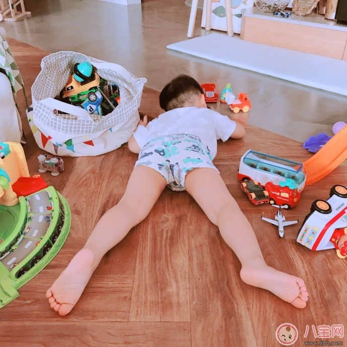 范瑋琪寶寶訓(xùn)練如廁穿紙尿褲 寶寶兩歲左右穿紙尿褲正常嗎
