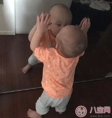 寶寶喜歡照鏡子好處多多 寶寶喜歡鏡子原因揭曉 寶寶喜歡照鏡子好處多多 寶寶喜歡鏡子原因揭曉