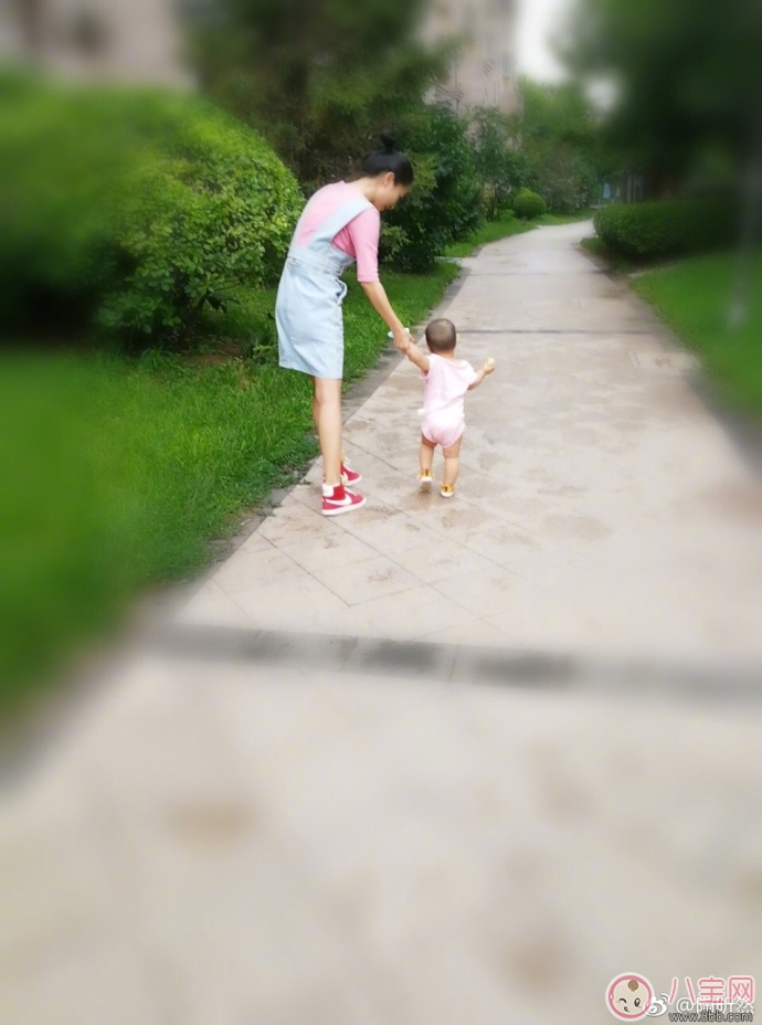 陶昕然的女兒已經(jīng)會走路了 別人家寶寶會走路早自己的晚正常嗎 陶昕然的女兒已經(jīng)會走路了 別人家寶寶會走路早自己的晚正常嗎