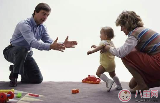 陶昕然的女兒已經(jīng)會走路了 別人家寶寶會走路早自己的晚正常嗎 陶昕然的女兒已經(jīng)會走路了 別人家寶寶會走路早自己的晚正常嗎