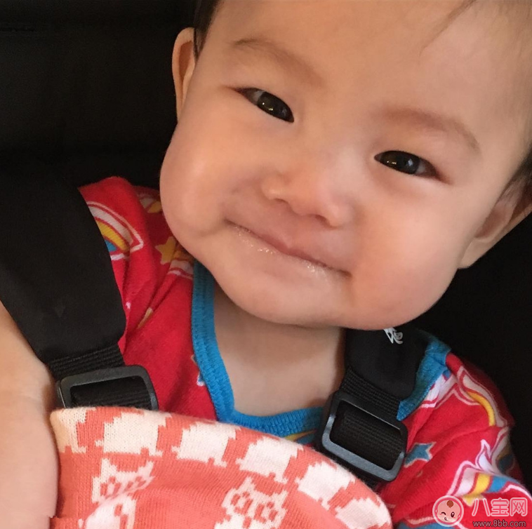 陳冠希瘋狂曬娃可愛寶寶萌翻 孩子吐泡泡是正常的嗎 陳冠希瘋狂曬娃可愛寶寶萌翻 孩子吐泡泡是正常的嗎