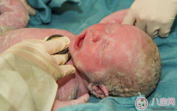 剛出生的寶寶不能洗澡 孩子出生多久可以洗 剛出生的寶寶不能洗澡 孩子出生多久可以洗