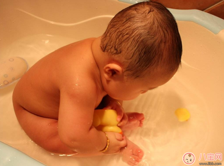 剛出生的寶寶不能洗澡 孩子出生多久可以洗 剛出生的寶寶不能洗澡 孩子出生多久可以洗