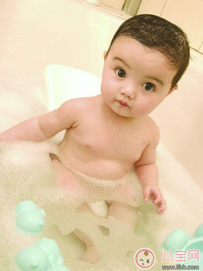 剛出生的寶寶不能洗澡 孩子出生多久可以洗 剛出生的寶寶不能洗澡 孩子出生多久可以洗