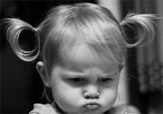 寶寶愛生氣爸爸媽媽怎么應(yīng)對(duì)自如 寶寶生氣解決方法