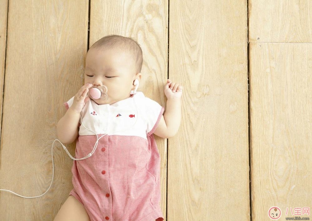 嬰兒聽音樂  幫助成長和發(fā)育