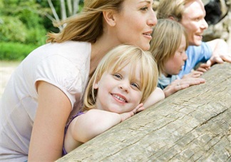 這樣表揚(yáng)寶寶有益他的成長 正確表揚(yáng)孩子也有技巧