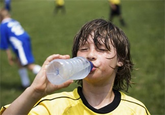 孩子頻繁喝水可能暗示著什么 孩子多喝水原因