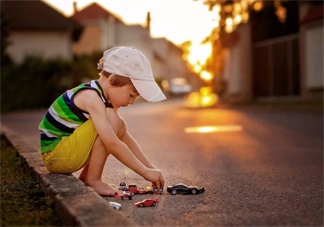 家里的墻都是孩子的畫板 原因是因?yàn)樘剿饔? data-nIU3=