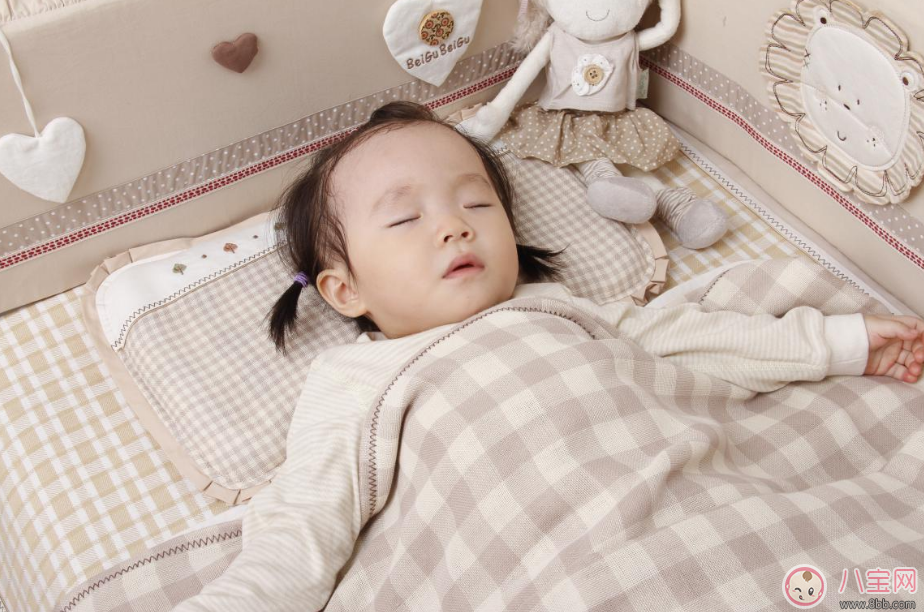 寶寶睡枕頭多大好 什么時候給寶寶睡枕頭好 寶寶睡枕頭多大好 什么時候給寶寶睡枕頭好