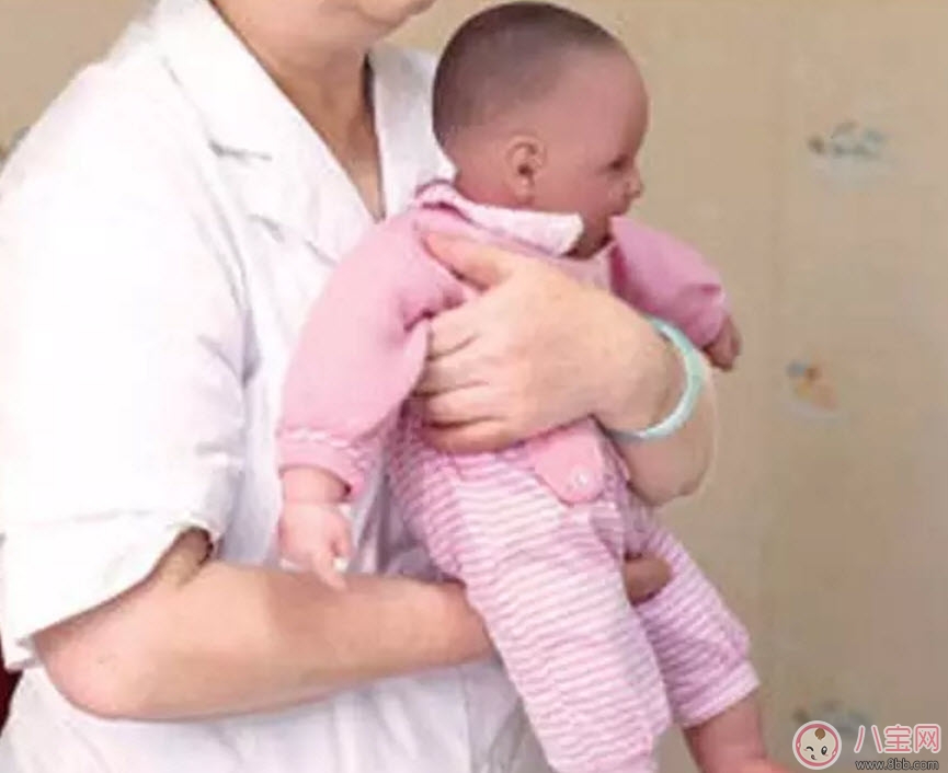 怎樣豎抱寶寶 新生兒寶寶豎抱的正確姿勢(shì)圖解