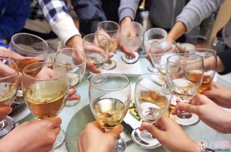 孩子被慫恿喝下半杯白酒進(jìn)重癥監(jiān)護(hù)室 孩子為什么不能喝白酒