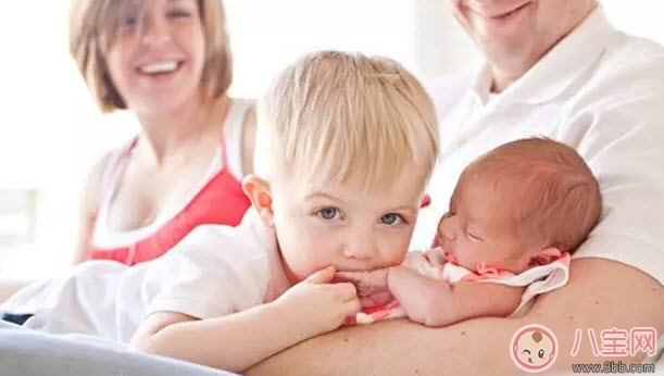 寶寶睡覺晝夜顛倒怎樣調(diào)整 寶寶晝夜顛倒睡覺怎么辦