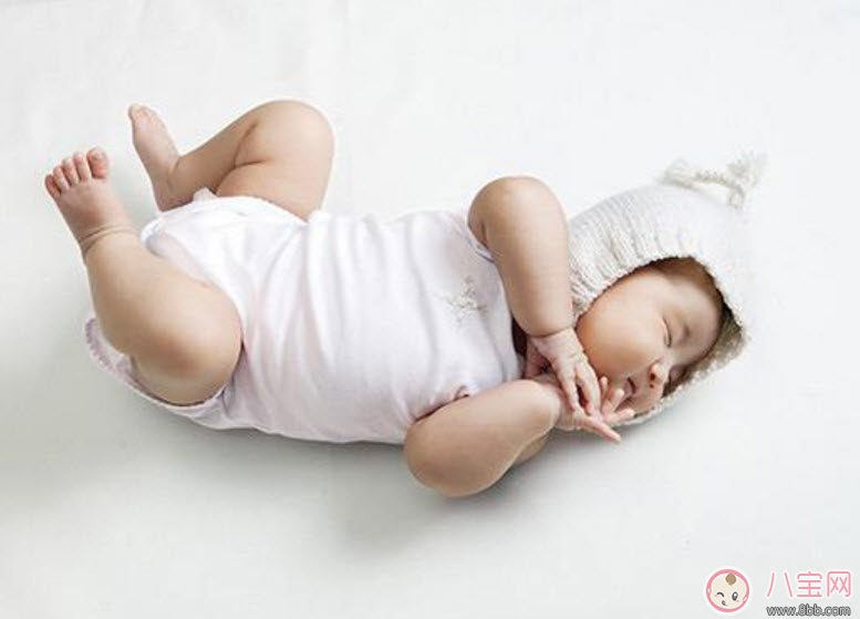 寶寶老是蹬腿怎么回事 新生兒為什么喜歡老蹬腿
