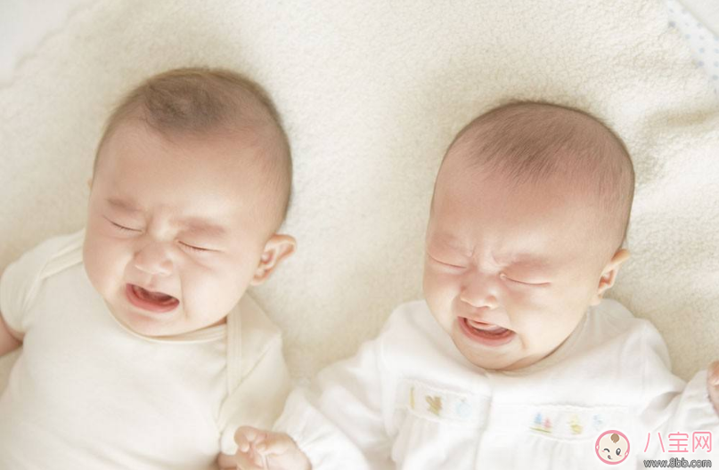 嬰兒晚上愛哭鬧是因為什么 寶寶半夜哭怎么安撫