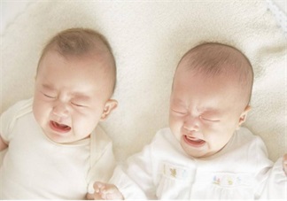 嬰兒晚上愛哭鬧是因為什么 寶寶半夜哭怎么安撫