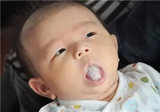 寶寶舌頭白怎么回事 寶寶舌頭白舌苔厚是什么原因(奶漬還是生病了)