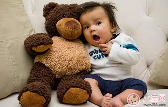 寶寶學走路的三個階段 寶寶走路穿什么樣的鞋和褲子