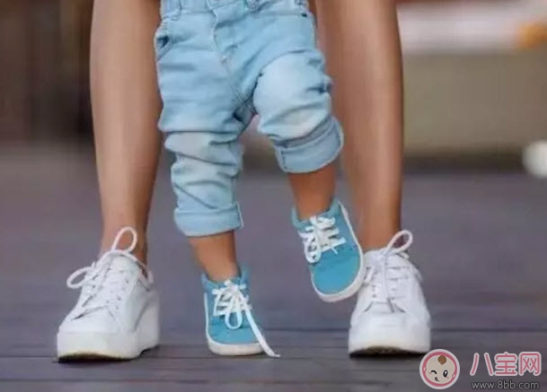 寶寶學走路的三個階段 寶寶走路穿什么樣的鞋和褲子