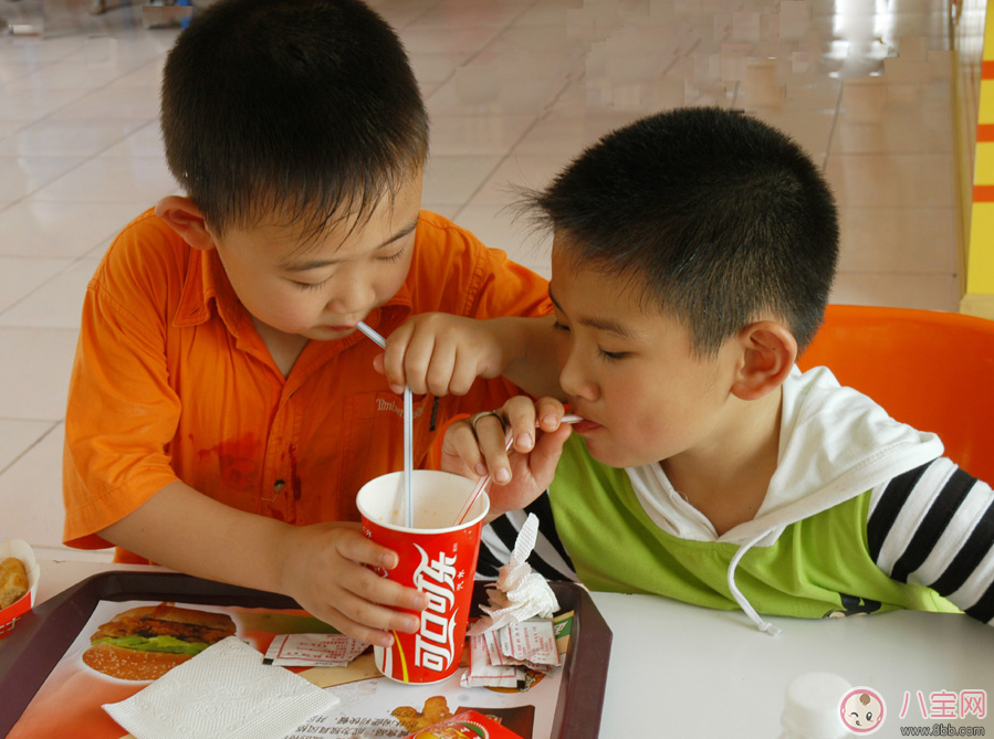 這些行為對(duì)孩子來(lái)說(shuō)其實(shí)是溺愛(ài) 正確愛(ài)孩子讓孩子成長(zhǎng)