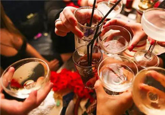 哺乳期能喝酒嗎  哺乳期喝酒對寶寶的影響