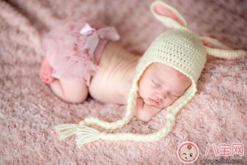 寶寶睡在床上的位置 如何保證寶寶安全