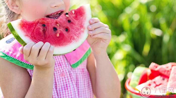 寶寶夏天吃西瓜要注意什么 0-1歲寶寶吃西瓜注意事項(xiàng)