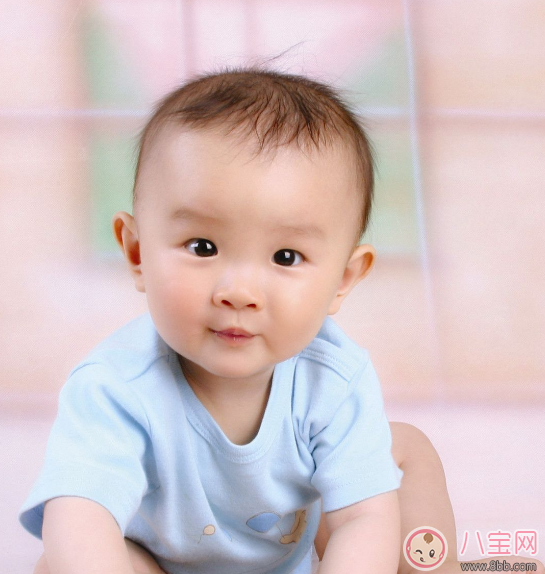 新生兒要用母乳洗臉嗎 如何護理新生兒的臉部肌膚 新生兒要用母乳洗臉嗎 如何護理新生兒的臉部肌膚