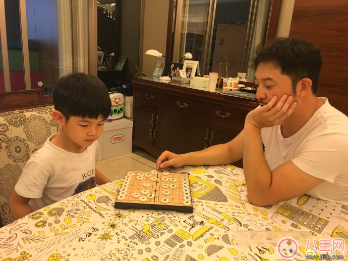 沙溢和安吉一起下象棋 怎么教孩子下象棋 沙溢和安吉一起下象棋 怎么教孩子下象棋