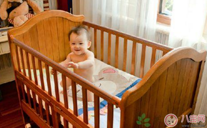寶寶墜床后我們?cè)撟鍪裁?怎么防止寶寶墜床