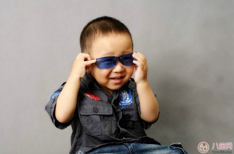 夏天怎么保護(hù)寶寶的眼睛 孩子帶太陽鏡真的護(hù)眼嗎