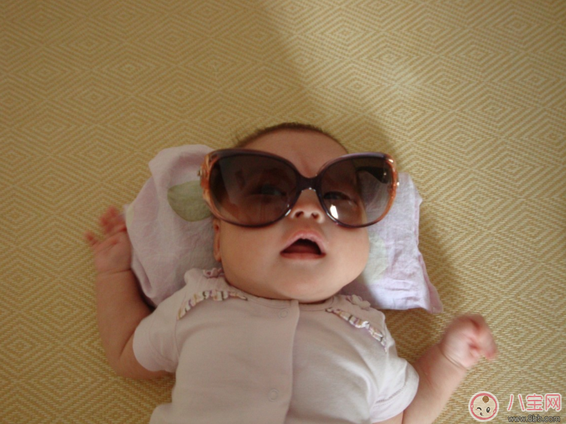 夏天怎么保護(hù)寶寶的眼睛 孩子帶太陽鏡真的護(hù)眼嗎