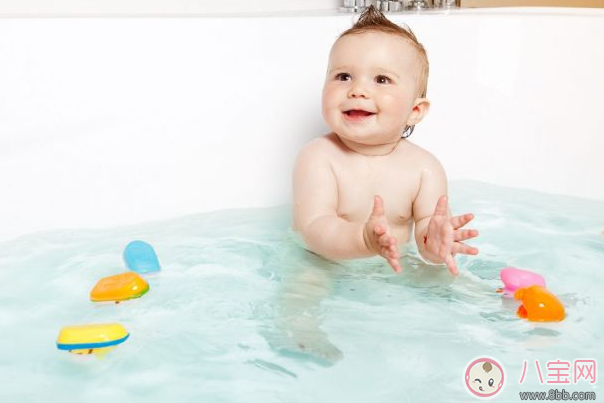 夏天給寶寶洗澡要注意什么 困擾媽媽們的三個(gè)問(wèn)題解答