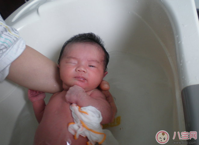 夏天給寶寶洗澡要注意什么 困擾媽媽們的三個(gè)問(wèn)題解答