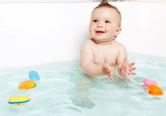 夏天給寶寶洗澡要注意什么 困擾媽媽們的三個問題解答