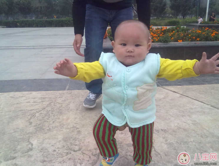 如何教會(huì)孩子獨(dú)立邁步 孩子走路怎么教