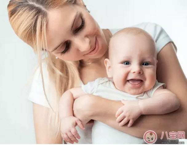 新生兒身體柔軟 應(yīng)該多抱抱還是要躺著呢