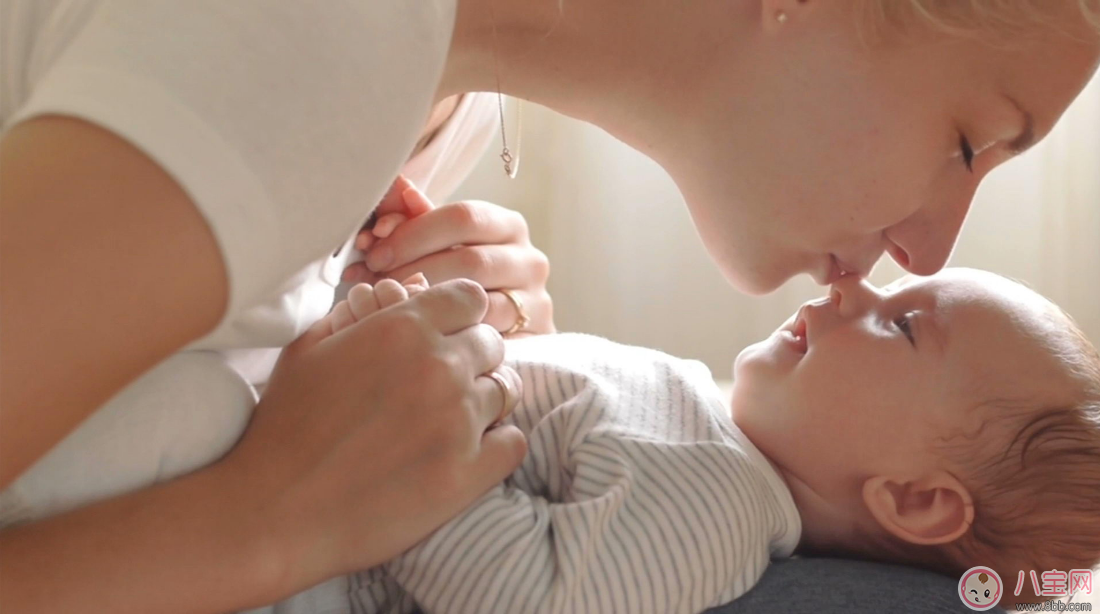 美國(guó)新生兒出生不久親吻死亡 千萬不要讓別人親吻你的小孩 美國(guó)新生兒出生不久親吻死亡 千萬不要讓別人親吻你的小孩