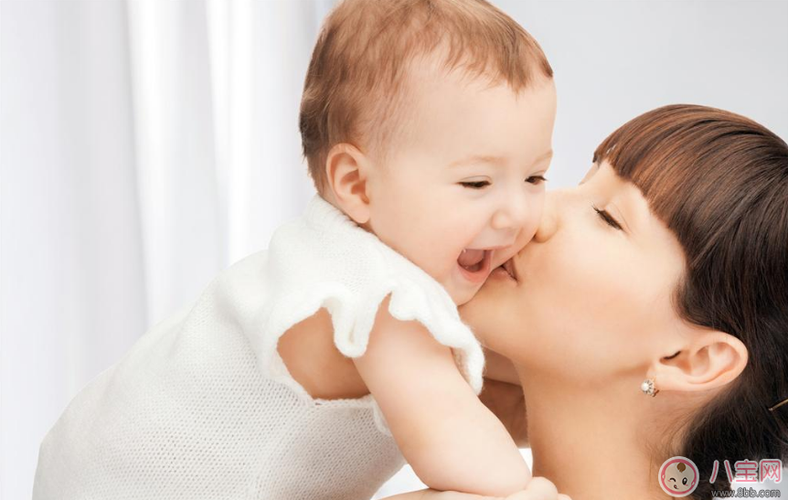 美國(guó)新生兒出生不久親吻死亡 千萬不要讓別人親吻你的小孩 美國(guó)新生兒出生不久親吻死亡 千萬不要讓別人親吻你的小孩