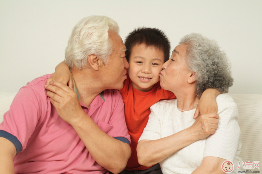 美國(guó)新生兒出生不久親吻死亡 千萬不要讓別人親吻你的小孩 美國(guó)新生兒出生不久親吻死亡 千萬不要讓別人親吻你的小孩