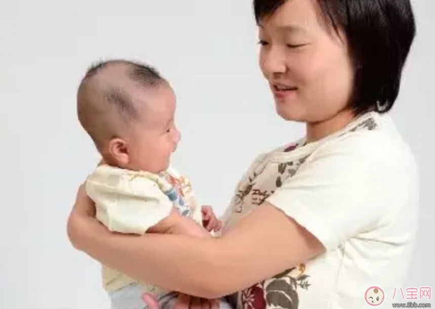 陳曉抱娃姿勢(shì)專業(yè) 什么樣的抱娃姿勢(shì)寶寶最舒服 陳曉抱娃姿勢(shì)專業(yè) 什么樣的抱娃姿勢(shì)寶寶最舒服