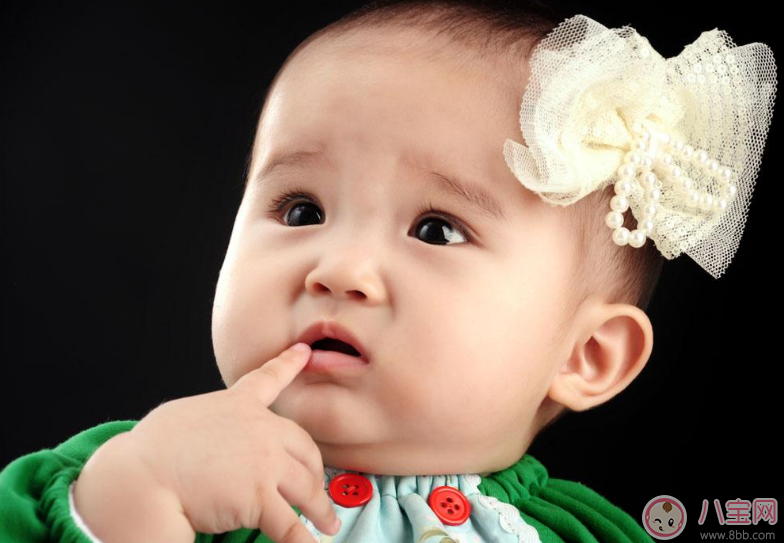 孩子愛(ài)吃手指代表什么 怎么讓孩子戒掉吃手指