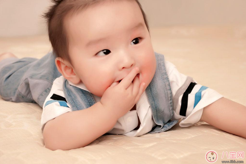孩子愛(ài)吃手指代表什么 怎么讓孩子戒掉吃手指