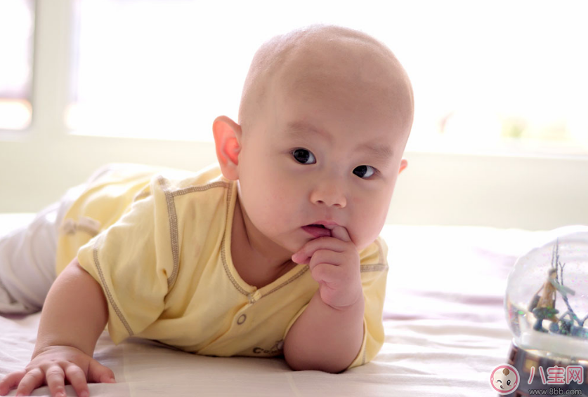 孩子愛(ài)吃手指代表什么 怎么讓孩子戒掉吃手指